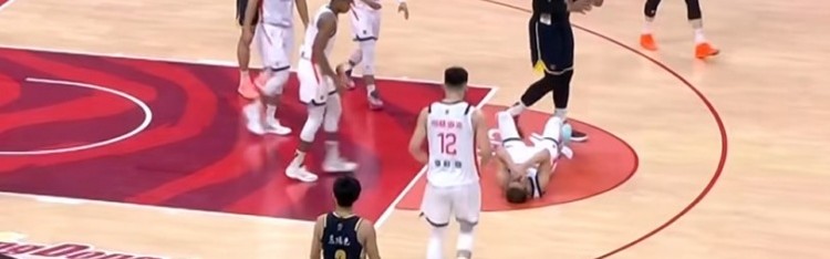 萨林杰背打转身误肘郭艾伦面部 进攻犯规引关注