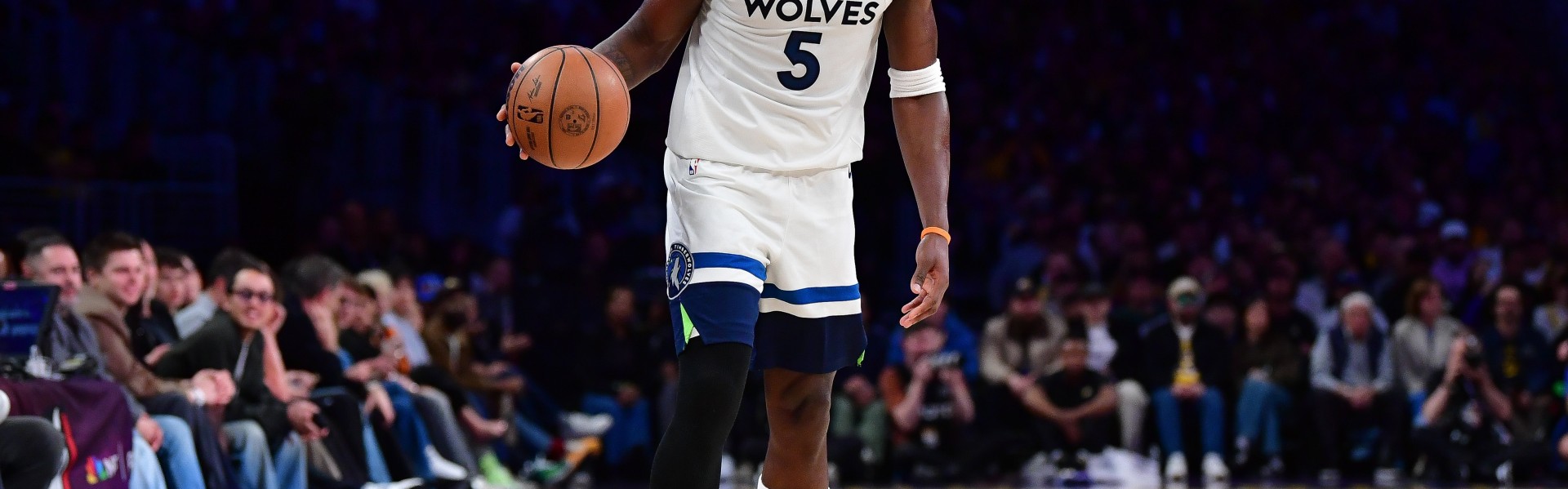 开云-开始发力！爱德华兹上半场10中5&amp;罚球8中8 砍下20分6板3助