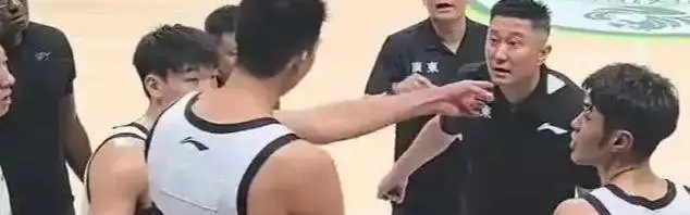 离开杜锋1年，徐昕斩获5项荣誉、3数据联盟前2！球迷：陈家政快走
