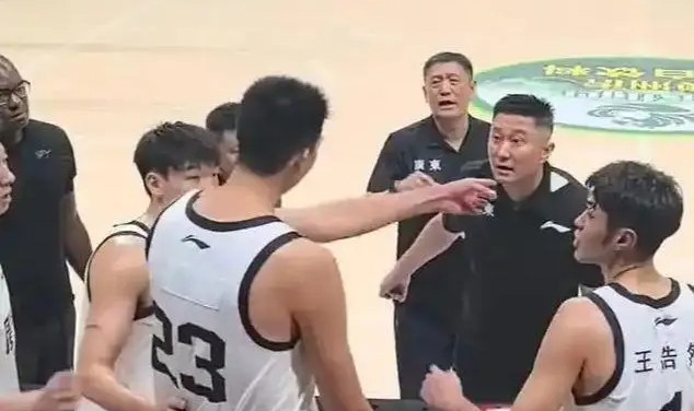 离开杜锋1年，徐昕斩获5项荣誉、3数据联盟前2！球迷：陈家政快走