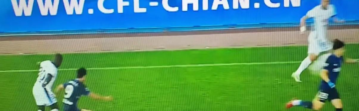开云-有些离谱，中超广告牌上中足联网址中的“CHINA”字样被拼错