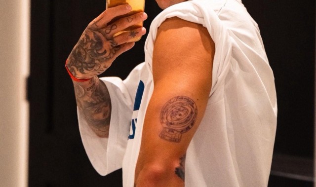 有点小帅，恩佐把世俱杯奖杯纹到了左臂上