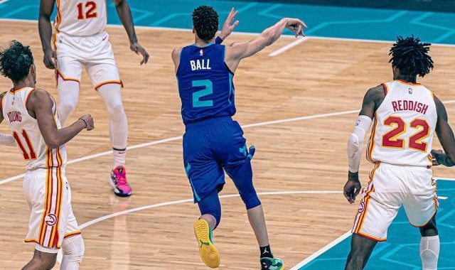 Kaiyun-22+12+11！三球成NBA历史最年轻三双先生 天赋尽显