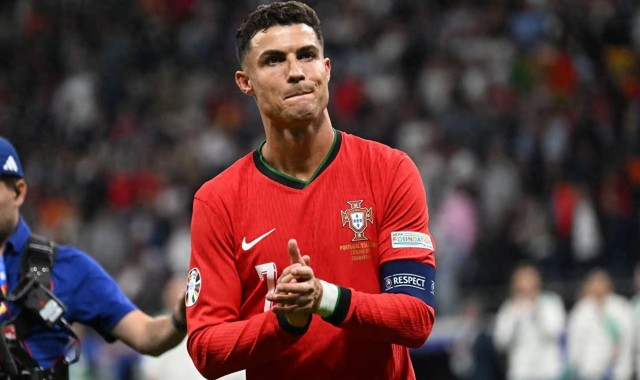 开云官方网站-冲击新纪录！世预赛葡萄牙客战匈牙利，C罗进球将成为历史射手王